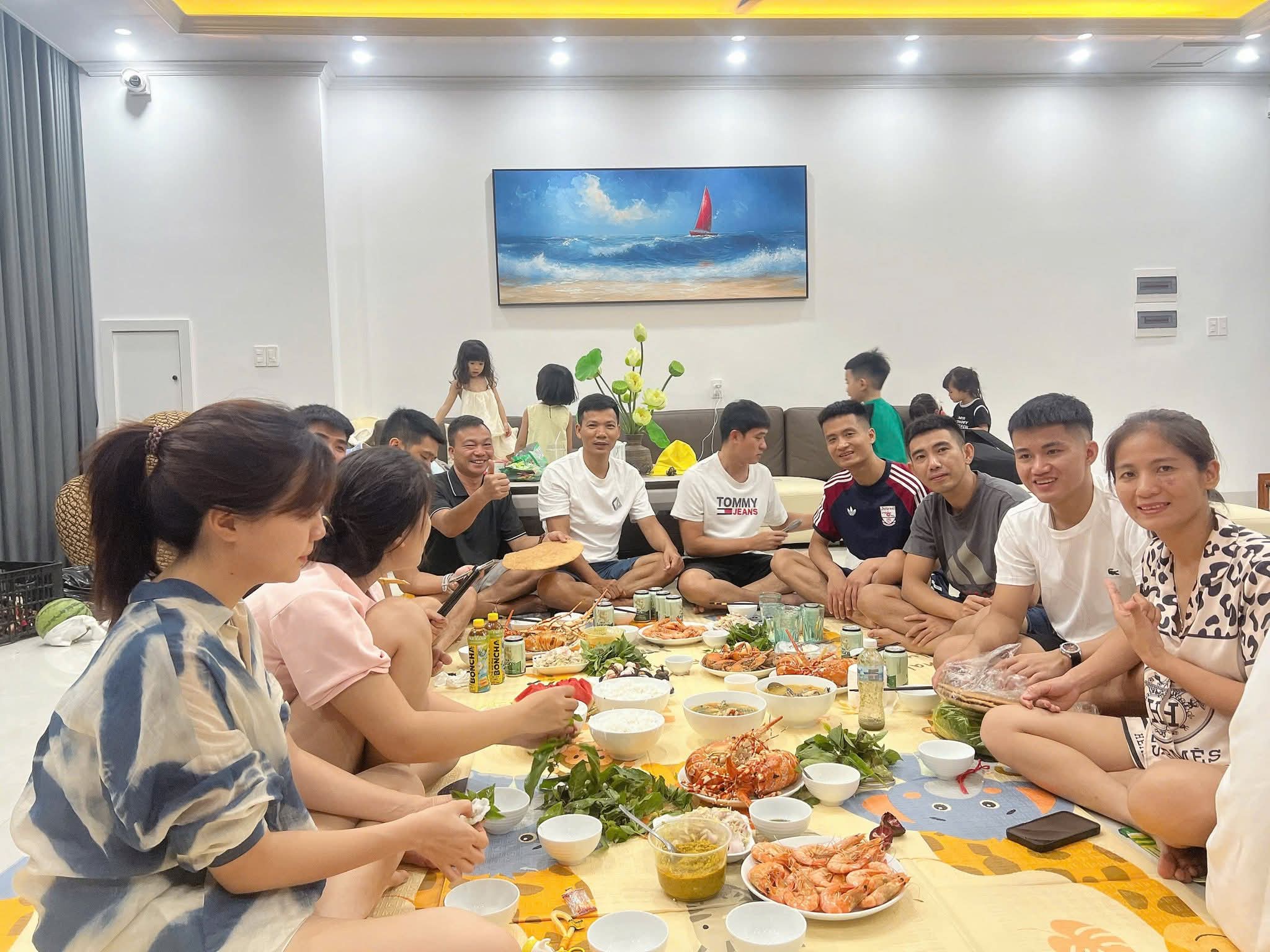 Khách ăn uống BBQ tại villa Flamingo Hải Tiến